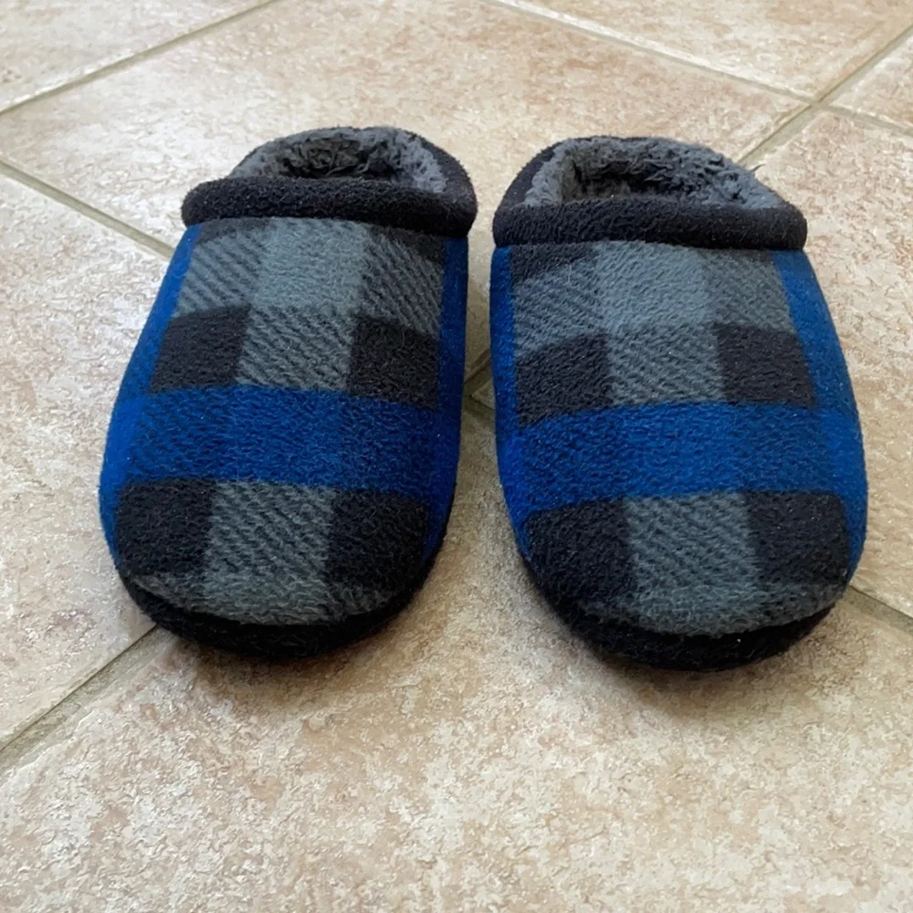 Cuddl Duds Boys Buffalo Check Fleece Slippers